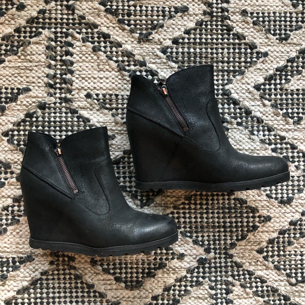 UGG wedge heel boots women’s 9